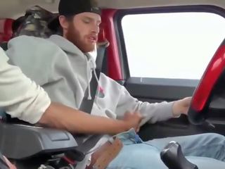 Две неизплатен хора мастурбиране в на кола